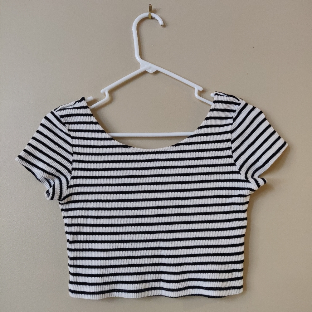 🎉3/$15🎉 Black & White Striped H&M Crop Top